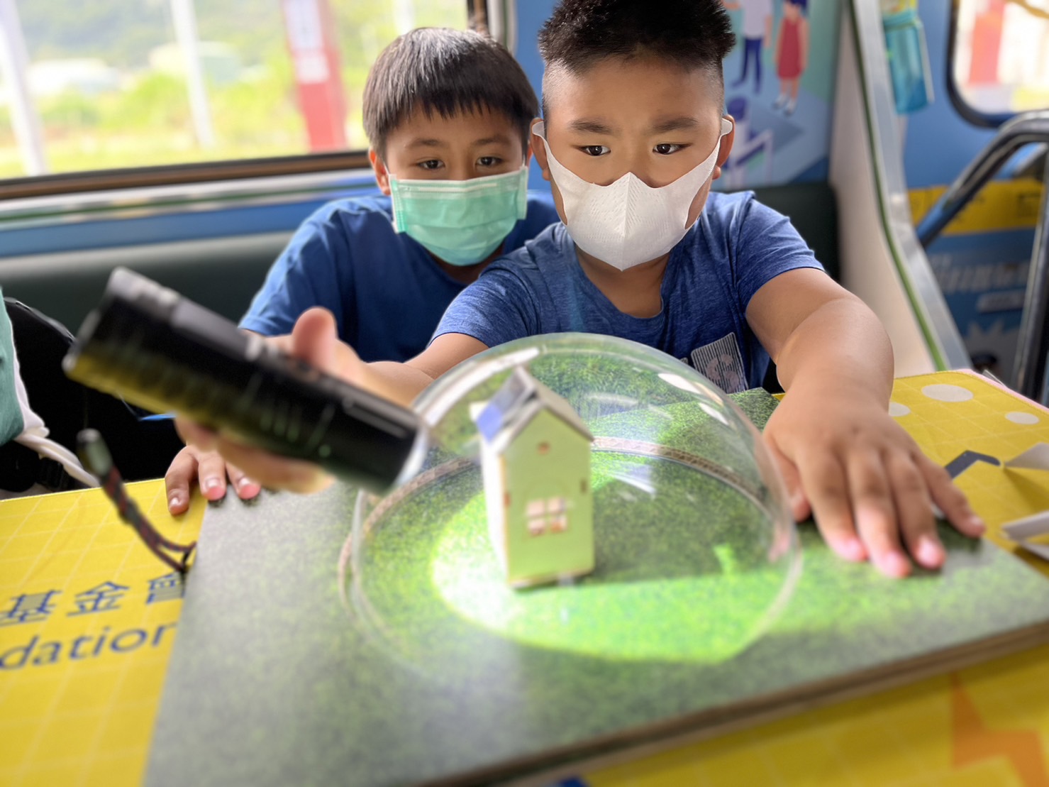 友達參與基礎科學主題車廂，以STEAM教學精神，設計「逐日科學家」、「太陽能工程師」以及「淨零建築師」三大能源科普課程和實驗