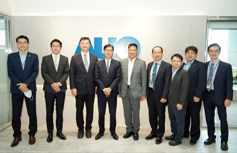 友達(dá)光電前進(jìn)亞灣成立「AUO解決方案研發(fā)中心」，作為多元場(chǎng)域解決方案研發(fā)及試驗(yàn)場(chǎng)域（圖中左為高雄市長陳其邁、圖中右為友達(dá)光電董事長彭雙浪）