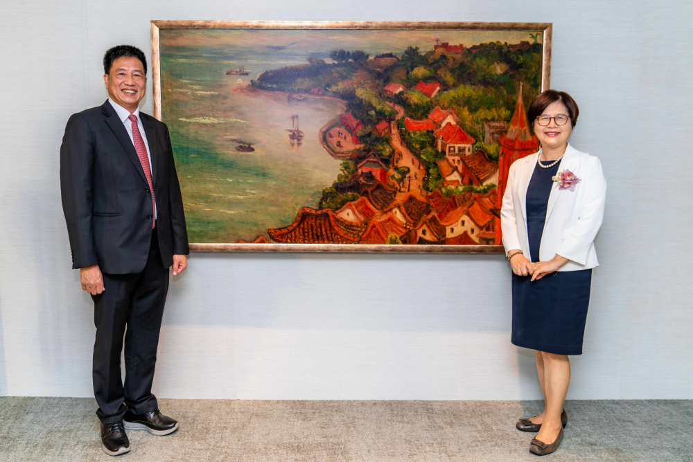 友達光電提供的FindARTs藝術(shù)空間服務(wù)方案，為第一銀行富貴豐盈旗艦中心打造數(shù)位藝術(shù)迎賓空間（圖左為第一銀行董事長邱月琴、圖右為友達光電董事長彭雙浪）