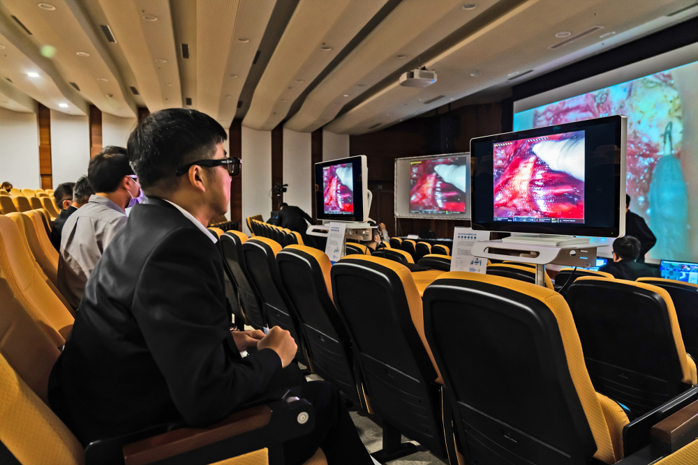 達(dá)擎之「達(dá)文西外接3D影像解決方案」，將達(dá)文西手術(shù)機(jī)器手臂的3D影像即時(shí)連線轉(zhuǎn)播，在會(huì)議室觀摩的醫(yī)師們只要戴上偏光眼鏡，就能與執(zhí)刀醫(yī)師看到同步的3D立體影像，如臨操作臺(tái)現(xiàn)場(chǎng)，縮短達(dá)文西手術(shù)的學(xué)習(xí)曲線