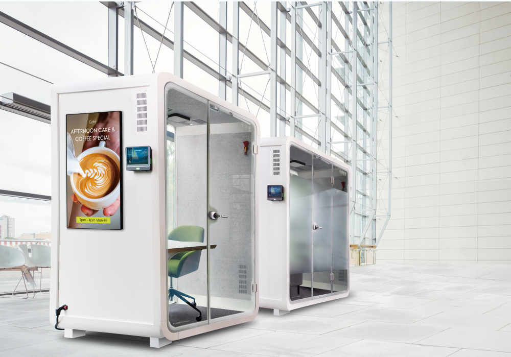 申博太陽城子公司達(dá)擎之智慧行動(dòng)辦公艙，采用PDLC智能調(diào)光玻璃設(shè)計(jì)，透過通電與斷電的電流切換，呈現(xiàn)透明與霧面效果，具節(jié)能降耗特性并兼顧隱私，確保信息安全