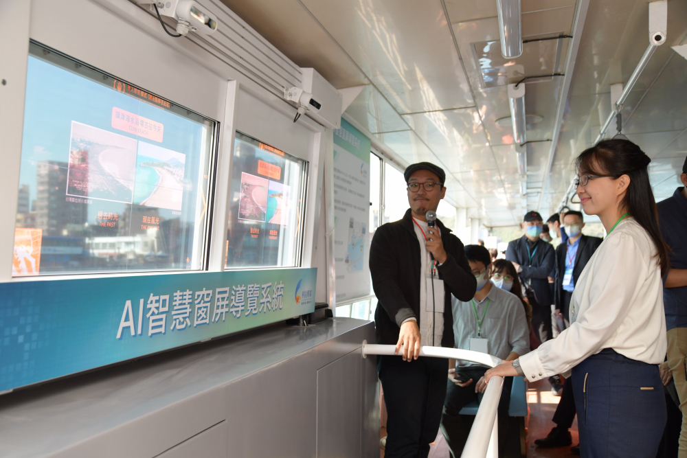 友達(dá)整合透明Micro LED智慧窗，透過景物GPS座標(biāo)定位追蹤乘客視線 ，可即時在智慧窗提供正確的導(dǎo)覽資訊
