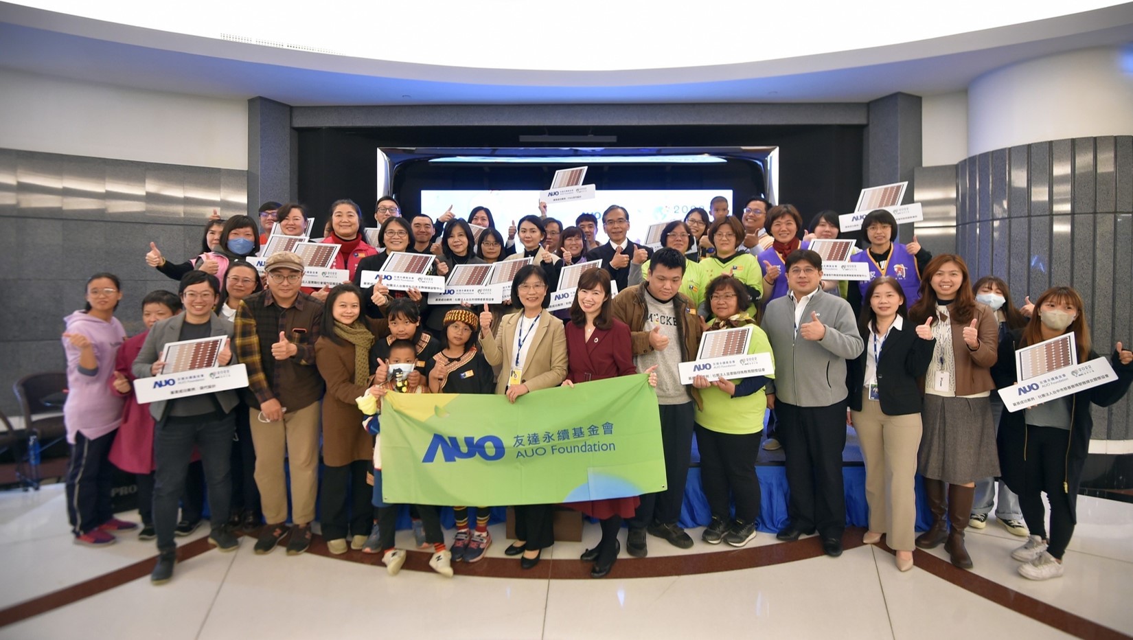 友達圓夢基金接軌綠能公益，由友達永續(xù)基金會執(zhí)行長古秀華致贈太陽能板予16家社福機構