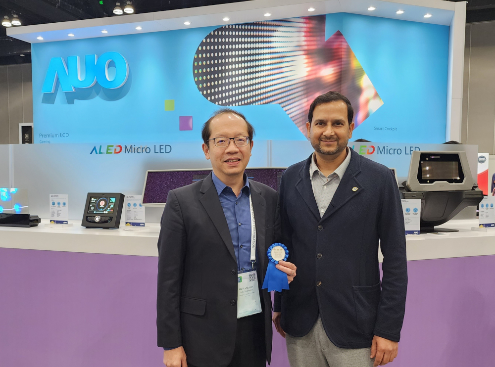 友達(dá)光電於2023 SID顯示週，由SID國際資訊顯示學(xué)會評選頒發(fā)「最佳中型展位獎」。左為友達(dá)光電技術(shù)長廖唯倫。