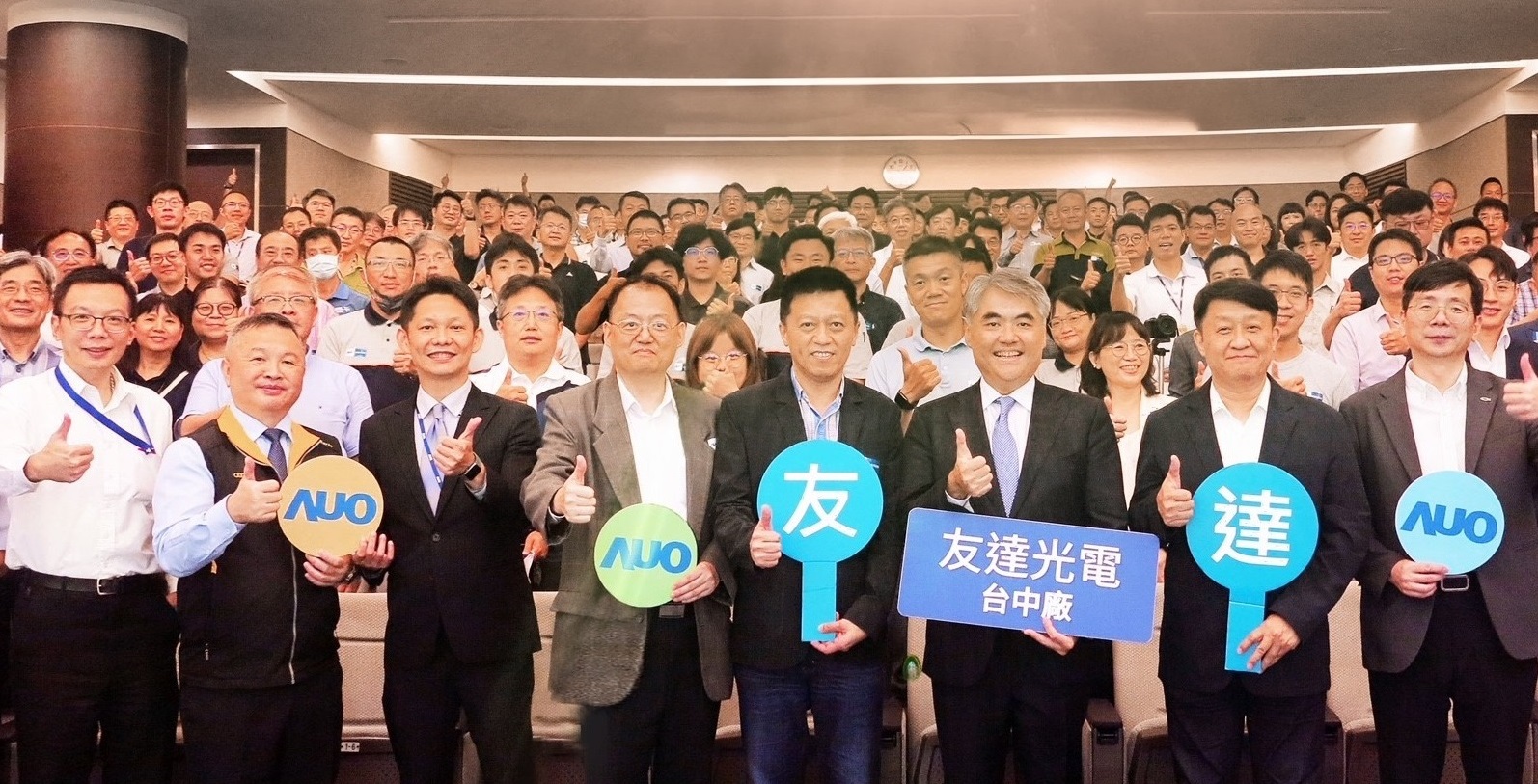 友達以太陽能解決方案領(lǐng)航者，跨足建築領(lǐng)域，4日在臺中廠區(qū)舉辦「光電建築一體化研討會」，邀請產(chǎn)業(yè)先驅(qū)共同推動綠化，打造新一代智慧綠建築。