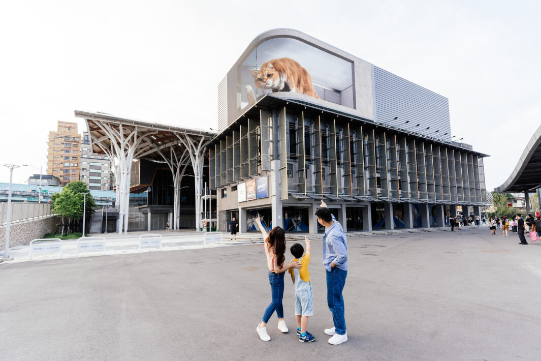 友達打造全臺最大戶外裸視3D LED弧形螢?zāi)?，將超立體的軟萌胖橘貓動畫活躍於頂樓外牆