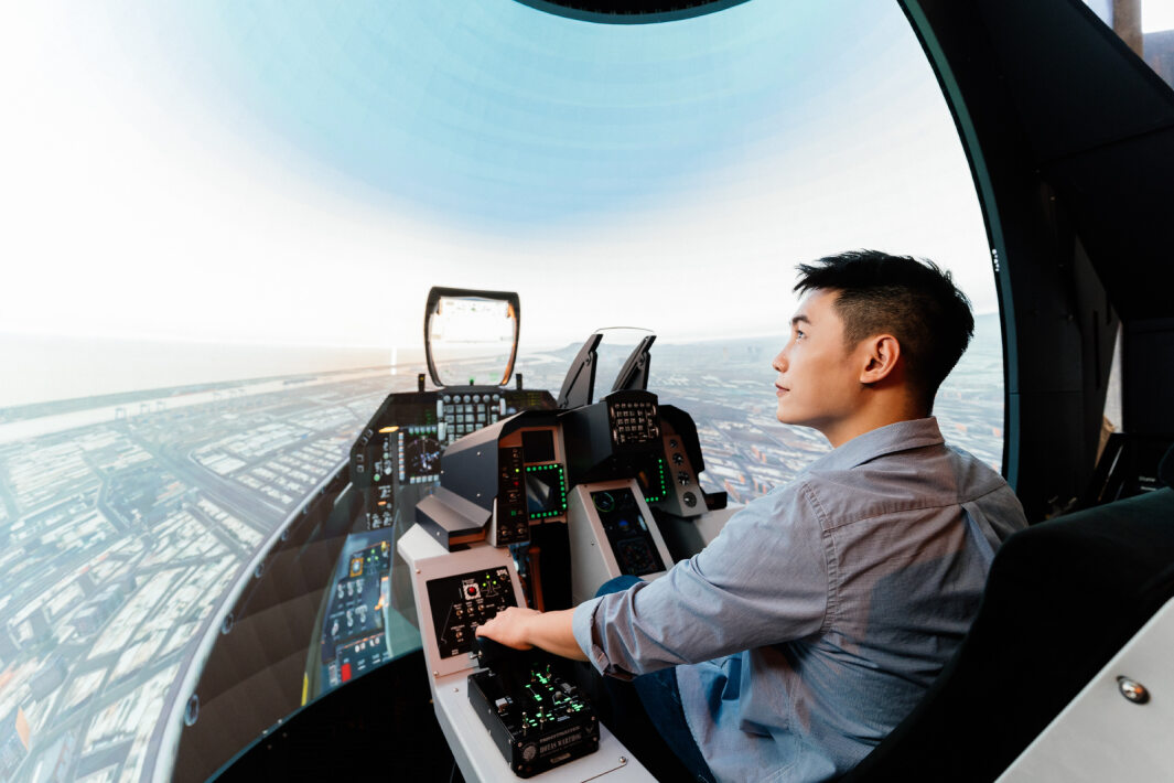 友達以P1.25小間距打造球形LED模擬艙  ，搭配智崴的精密六軸動態(tài)座椅 ，結(jié)合友達專業(yè)影像調(diào)校技術(shù) ，呈現(xiàn)擬真模擬飛行場景