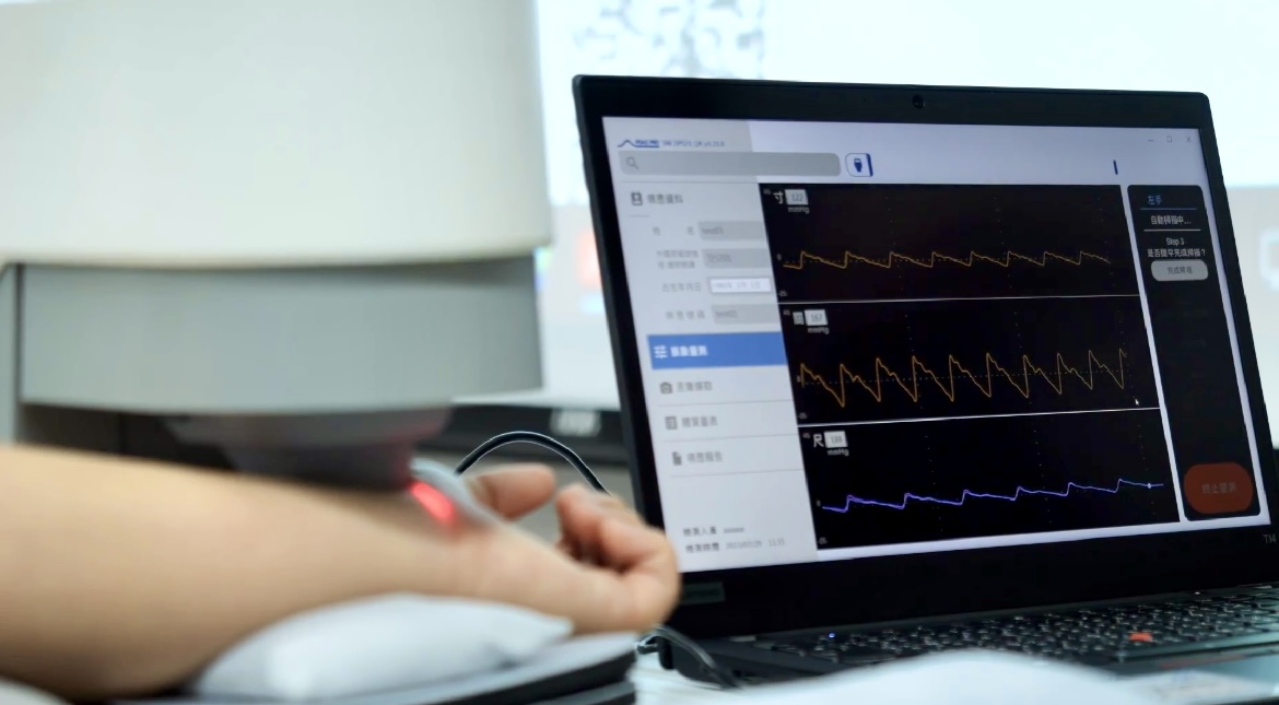 友達(dá)耘康以高解析與擬真的顯示技術(shù)，將其應(yīng)用於中醫(yī)檢測(cè)，提供「中醫(yī)數(shù)位化檢測(cè)方案」，使傳統(tǒng)中醫(yī)檢測(cè)結(jié)果數(shù)據(jù)化與視覺(jué)化