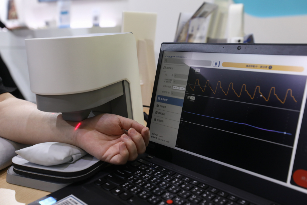 友達(dá)耘康脈象檢測(cè)系統(tǒng)透過(guò)電腦精準(zhǔn)控制升降系統(tǒng)，還原中醫(yī)師三指把脈過(guò)程的舉、按、尋手法，將脈象感受轉(zhuǎn)化成數(shù)據(jù)，未來(lái)可結(jié)合大數(shù)據(jù)分析，實(shí)現(xiàn)智慧醫(yī)療及準(zhǔn)確性