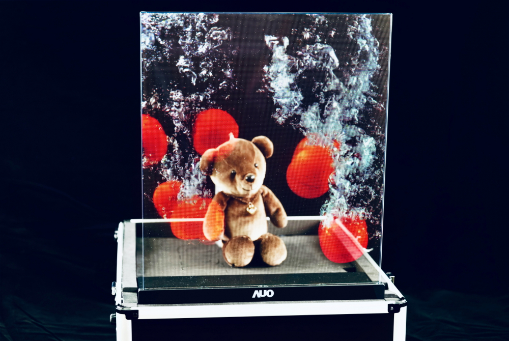 友達(dá)以次世代Micro LED顯示技術(shù)打造之透明顯示器，具備高穿透、低繞射、高亮度、可拼接之特性，可廣泛應(yīng)用於智慧移動(dòng)、零售、育樂和醫(yī)療等多元場(chǎng)域