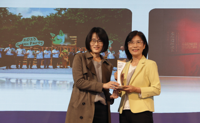 友達(dá)保存「西大墩窯遺址」且推廣在地文史教育不遺餘力，今（6）日獲頒「人文企業(yè)獎(jiǎng)」地方發(fā)展獎(jiǎng)之最高榮譽(yù)典範(fàn)獎(jiǎng)。由文化部陳文婷簡(jiǎn)任視察（左）頒獎(jiǎng)，友達(dá)永續(xù)長(zhǎng)古秀華（右）代表受獎(jiǎng)