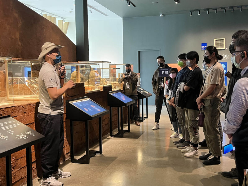 友達(dá)招募員工為文化志工，擔(dān)任文化館導(dǎo)覽大使，積極推廣文資保存、文史教育