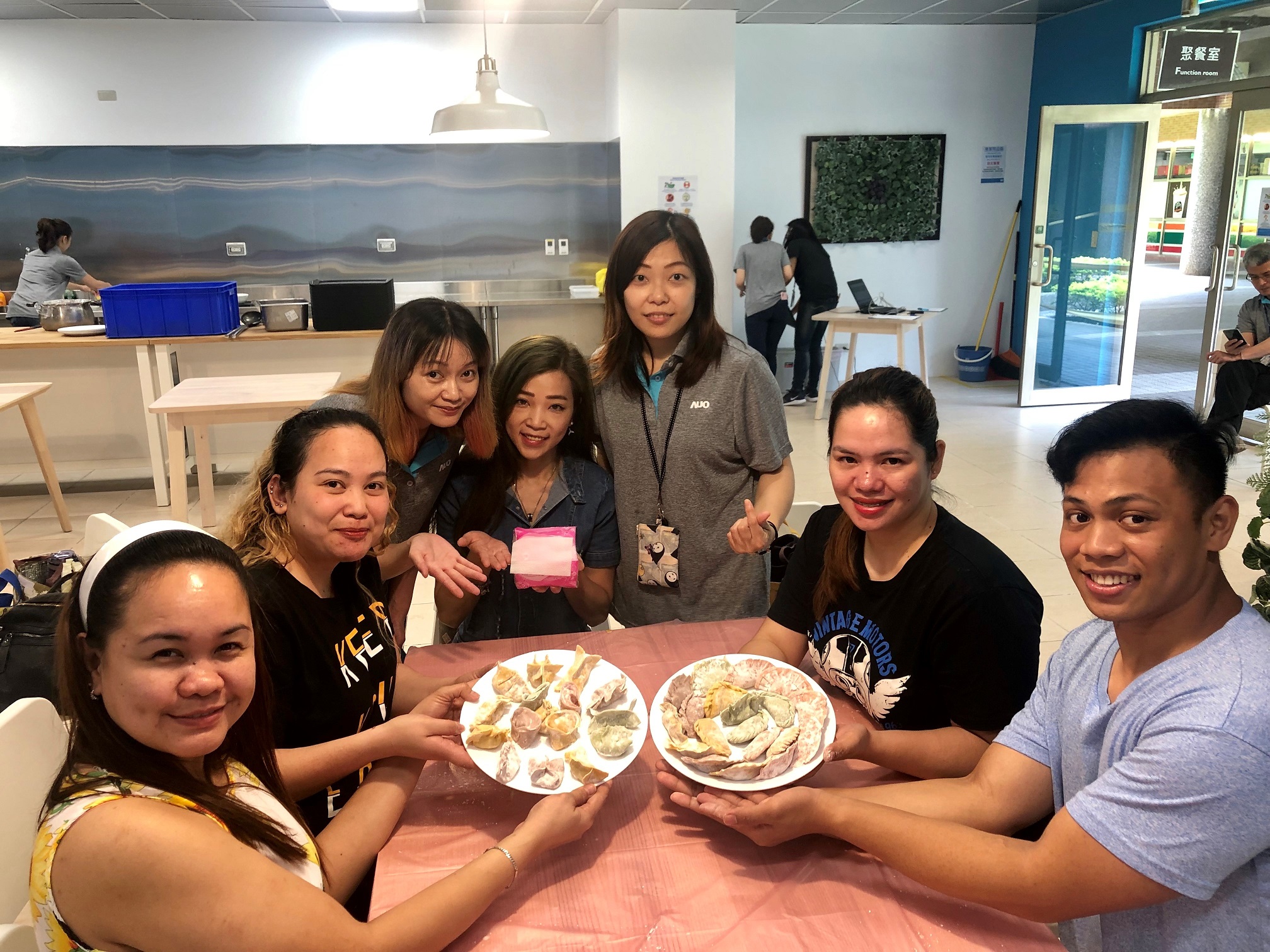 友達(dá)將DEI理念貫徹到企業(yè)文化和實(shí)踐，舉辦如臺(tái)菲廚藝交流等活動(dòng)，讓同仁了解彼此文化差異、培養(yǎng)情感