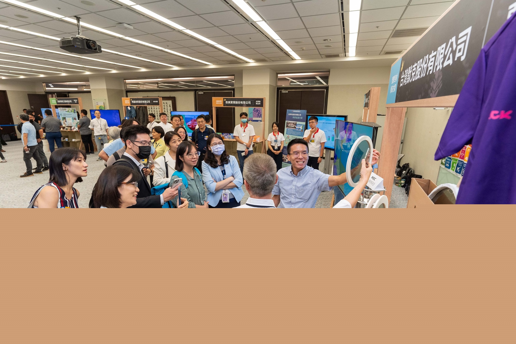 申博太陽城連手產(chǎn)業(yè)伙伴策劃首屆生態(tài)圈聯(lián)展，展示如何將廢塑料循環(huán)再利用 ，創(chuàng)新解決方案包括：塑料包材再生與循環(huán)使用 、再生塑料研發(fā)及應(yīng)用 、廢塑料回收再生技術(shù)、減塑生活提案等