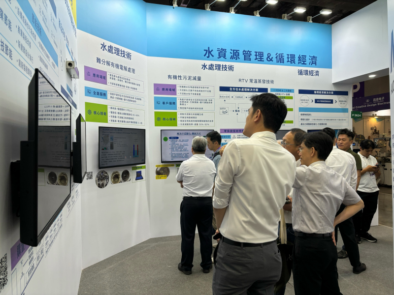 友達(dá)以深厚的智慧製造經(jīng)驗(yàn)發(fā)展永續(xù)戰(zhàn)略，積極延伸價(jià)值鏈，轉(zhuǎn)化成可供外界使用的綠色智慧服務(wù)，進(jìn)軍SEMICON Taiwan 2024，提供半導(dǎo)體產(chǎn)業(yè)鏈打造AI世代的永續(xù)即戰(zhàn)力。