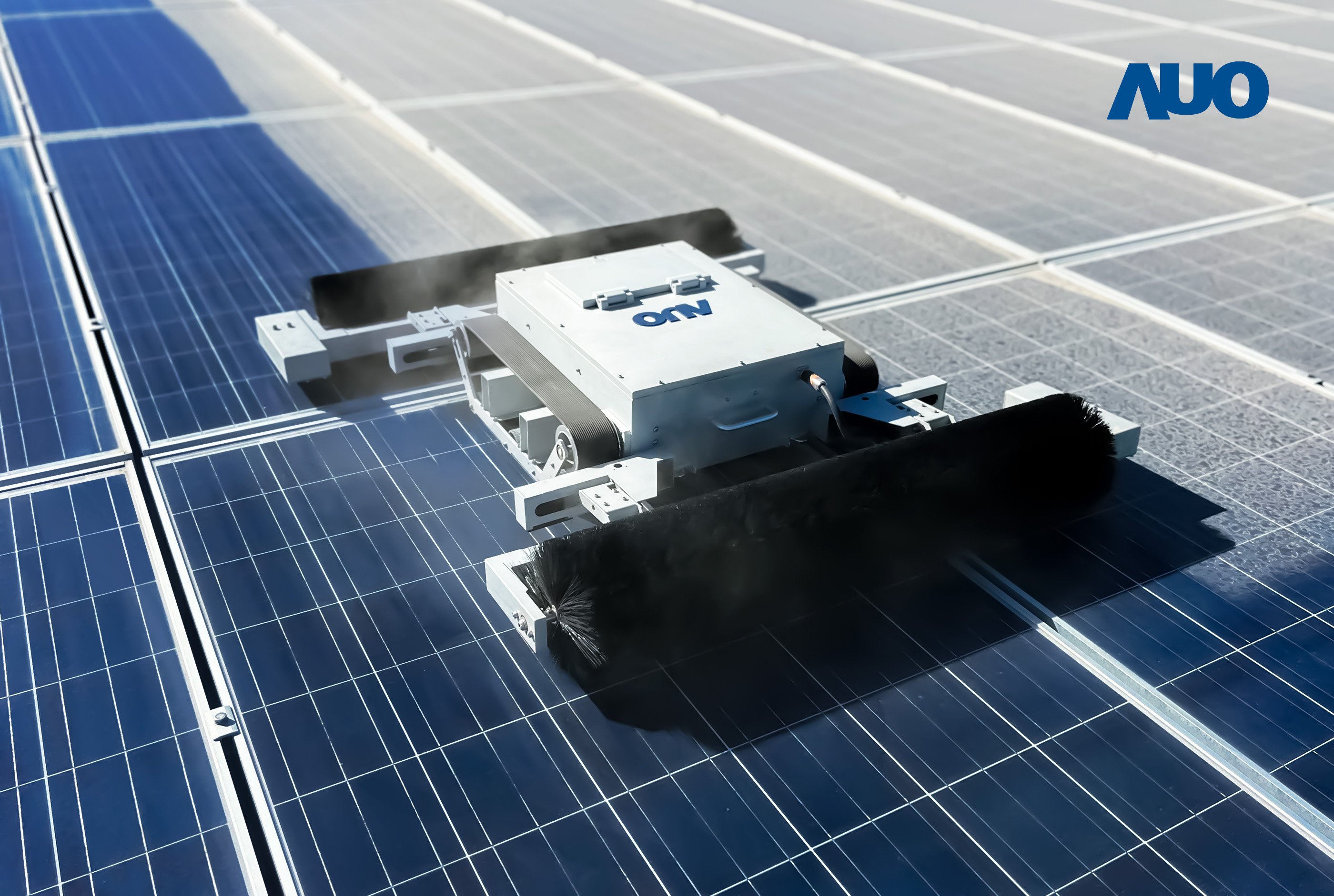 友達(dá)「太陽能模組清潔機(jī)器人SunCleanBots」，具輕量化、智慧化與高效率優(yōu)勢(shì)，搭載全自動(dòng)導(dǎo)航清潔模式，已應(yīng)用於多個(gè)太陽能電廠場(chǎng)域，大幅提升太陽能模組使用壽命與效能並降低人力成本，獲臺(tái)灣精品銀質(zhì)獎(jiǎng)