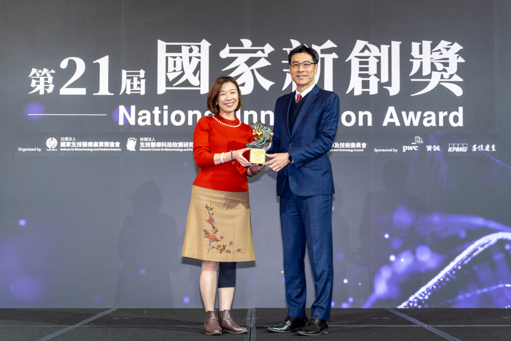 友達(dá)旗下子公司友達(dá)耘康與達(dá)擎分別以「中醫(yī)數(shù)位化檢測解決方案」及「寬視角3D醫(yī)療顯示器」獲得第二十一屆國家新創(chuàng)獎(jiǎng)「智慧醫(yī)療與健康科技」類別的「企業(yè)新創(chuàng)獎(jiǎng)」與「國家新創(chuàng)精進(jìn)獎(jiǎng)」兩項(xiàng)殊榮。圖左為衛(wèi)生福利部政務(wù)次長林靜儀、圖右為友達(dá)光電智慧醫(yī)療事業(yè)群總經(jīng)理廖世宏
