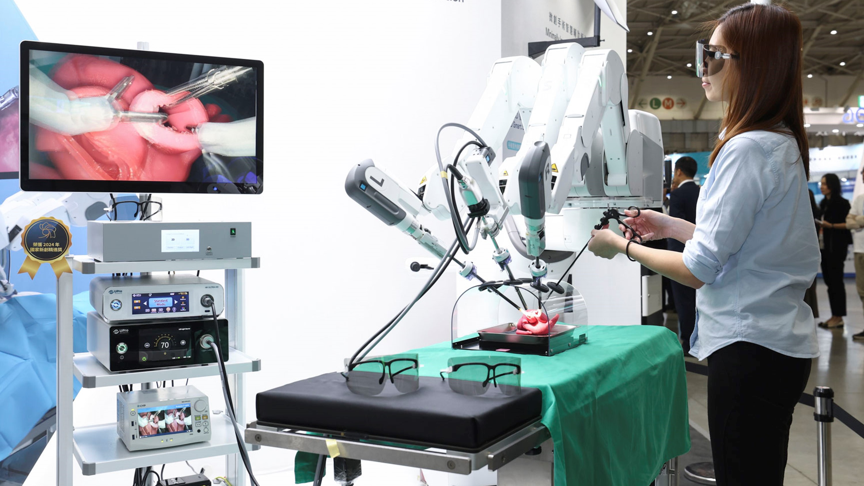 達(dá)擎寬視角3D醫(yī)療顯示器可應(yīng)用於機(jī)器人手術(shù)即時(shí)3D解決方案，提供醫(yī)療團(tuán)隊(duì)即時(shí)、同步的3D手術(shù)影像，提升溝通效率與手術(shù)安全性