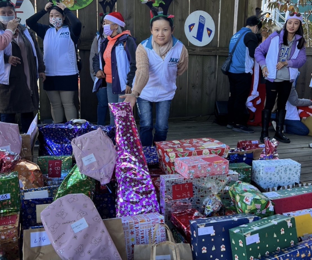 友達永續(xù)基金會「圓夢列車」年年迴響熱烈 ，認捐同仁精心挑選禮物 、巧手包裝，整理成隊後 ，將祝福一一打包送出