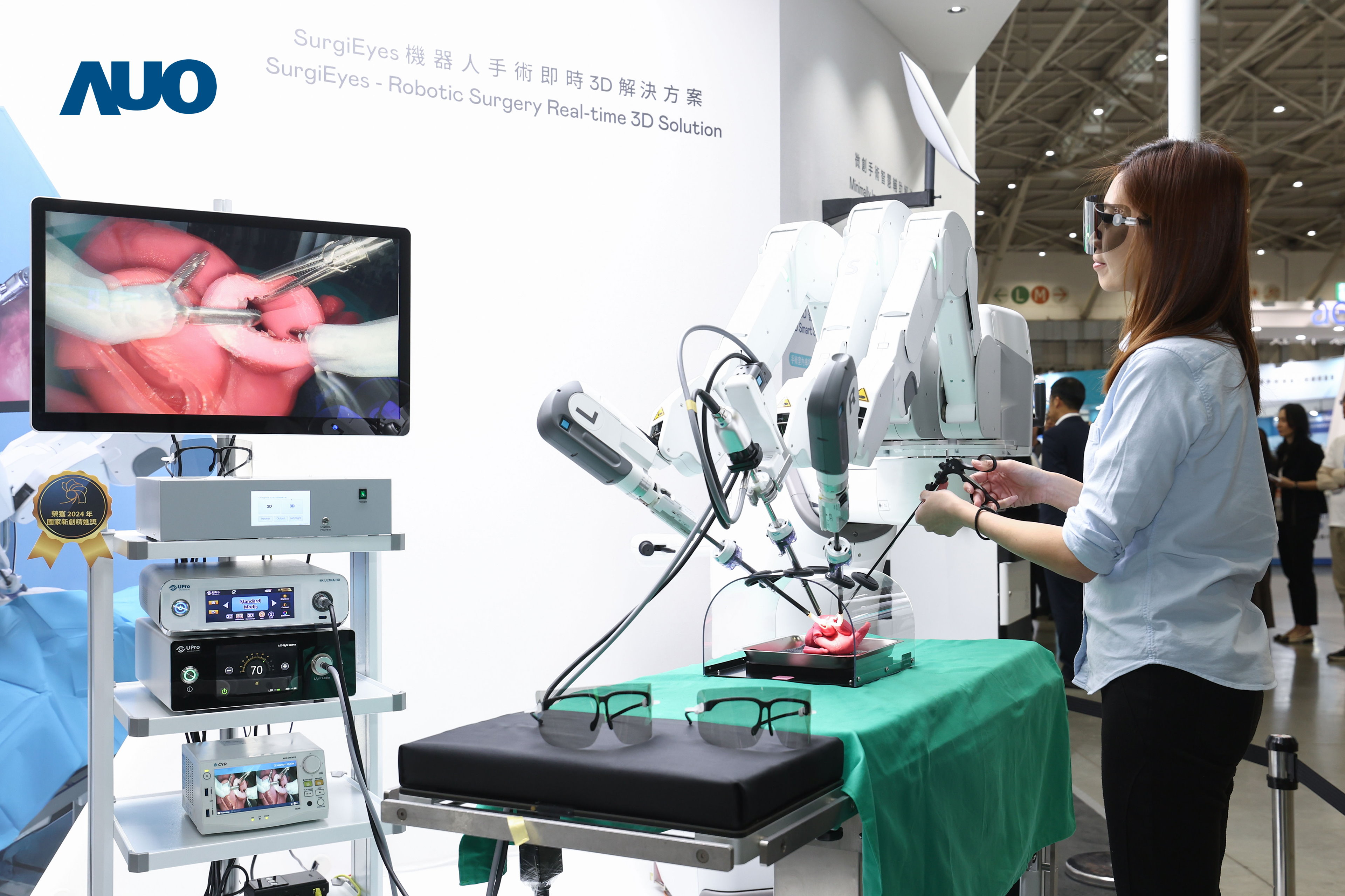 達(dá)擎以領(lǐng)先的3D顯示技術(shù)推出「SurgiEyes機(jī)器人手術(shù)即時(shí)3D解決方案」，整合先進(jìn)3D影像處理與獨(dú)家3D垂直寬視角、廣色域的顯示技術(shù)，手術(shù)團(tuán)隊(duì)可即時(shí)同步主刀醫(yī)師視角看到清晰3D影像，提升溝通效率與安全性。