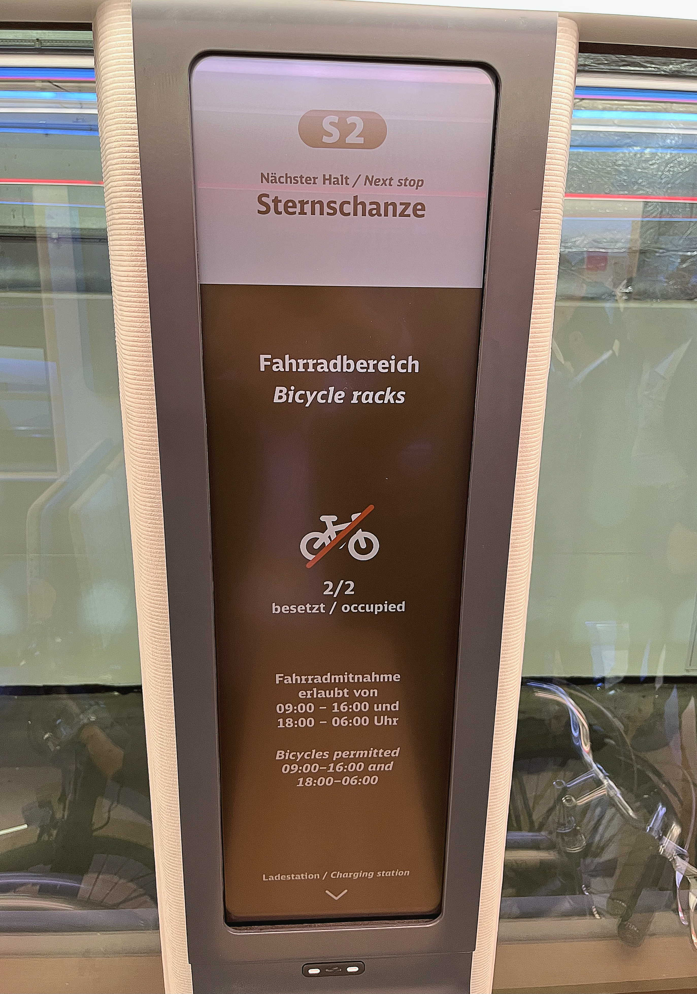 達(dá)擎HiRaso顯示技術(shù)采用膽固醇液晶獨(dú)特的雙穩(wěn)態(tài)特性及反射環(huán)境光線的方式 ，發(fā)揮最佳能源運(yùn)用效率 ，其僅在更換顯示畫(huà)面時(shí)才消耗電力  ，在持續(xù)靜止的畫(huà)面顯示上則為零耗電，與傳統(tǒng)液晶顯示技術(shù)相比大幅節(jié)省90%能耗