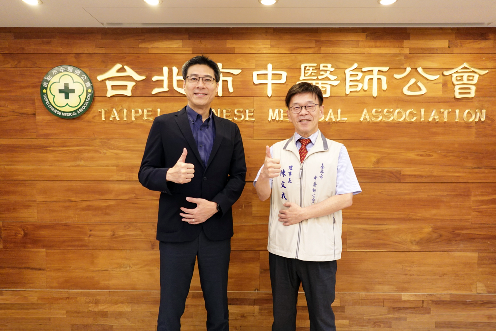 友達(dá)耘康積極推動中醫(yī)數(shù)位化 ，以創(chuàng)新技術(shù)與研發(fā)能量串連各界專家，共同建構(gòu)智慧中醫(yī)生態(tài)圈 ；圖為友達(dá)耘康廖世宏董事長（左）與臺北市中醫(yī)師公會陳文戎理事長（右）